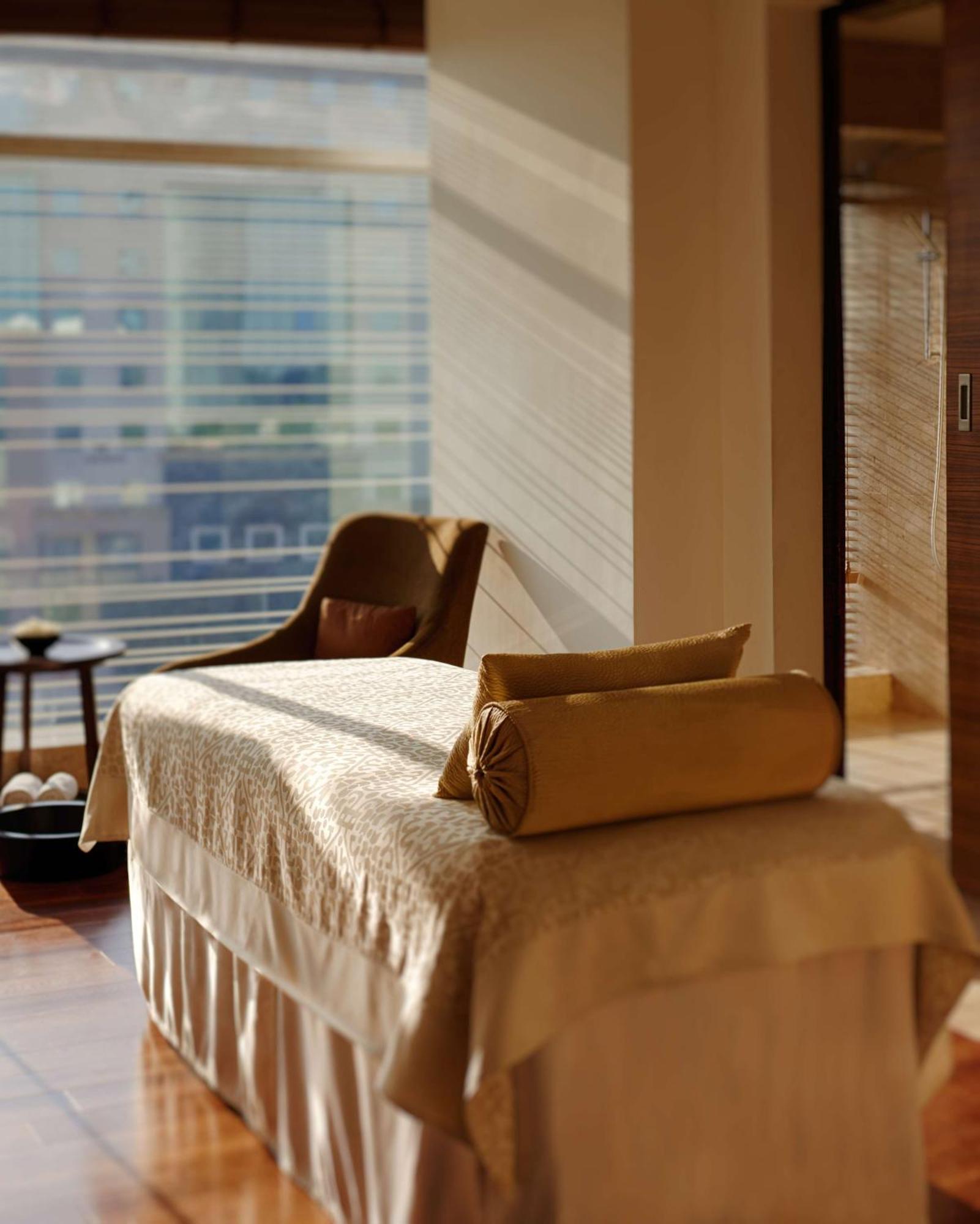 Hotel Hyatt Regency Čennai Exteriér fotografie A massage bed