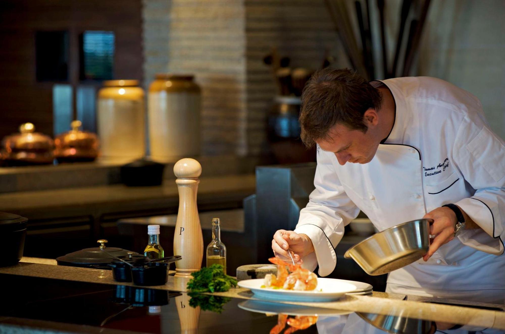 Hotel Hyatt Regency Čennai Exteriér fotografie A chef seasoning a dish