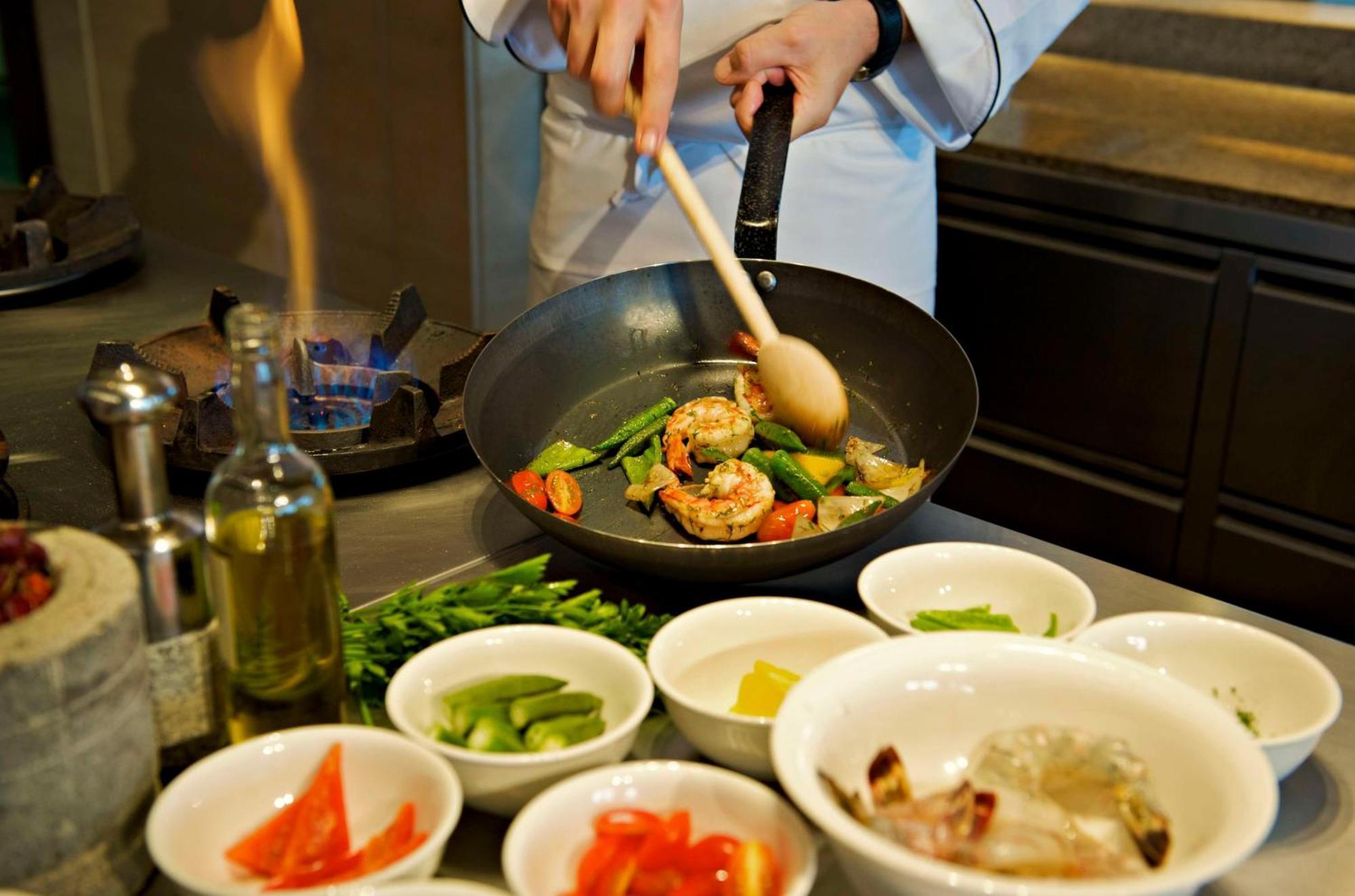 Hotel Hyatt Regency Čennai Exteriér fotografie A wok being used in Chinese cuisine